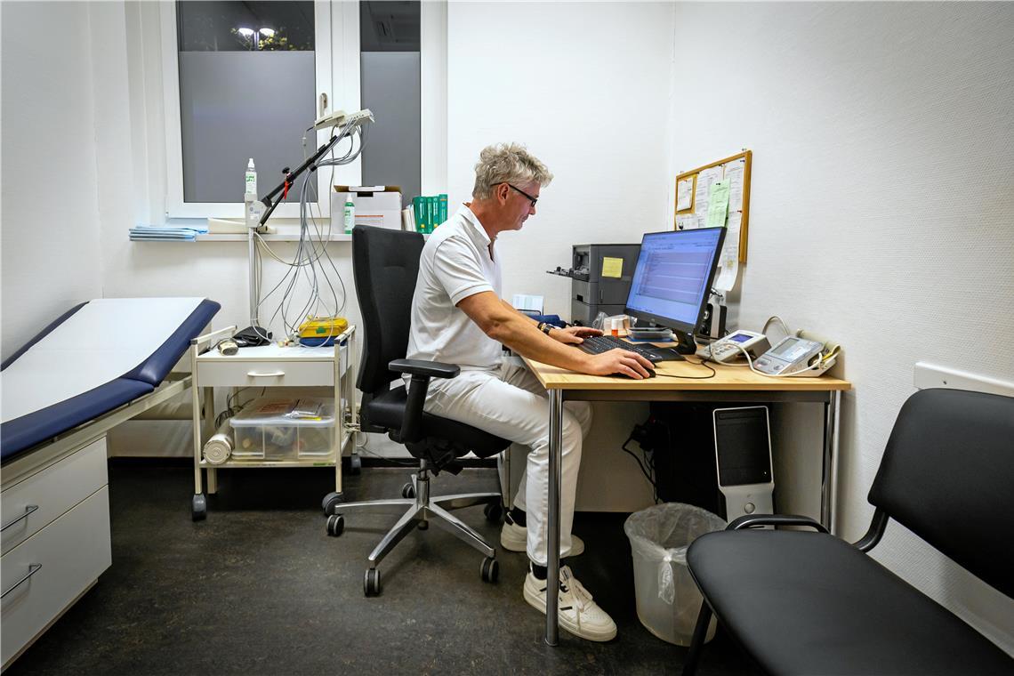 Die Backnanger Notfallpraxis ist Geschichte. Das Foto zeigt den Arzt Anton Musial bei einem Dienst im März 2024. Archivfoto: Alexander Becher