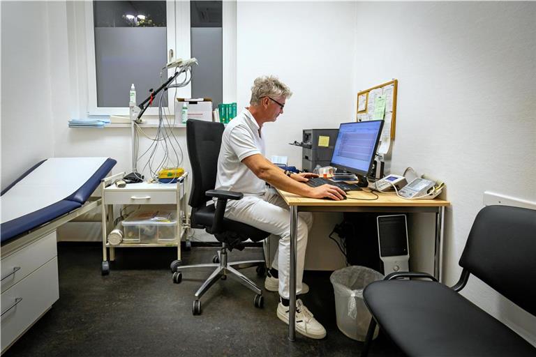 Die Backnanger Notfallpraxis ist Geschichte. Das Foto zeigt den Arzt Anton Musial bei einem Dienst im März 2024. Archivfoto: Alexander Becher