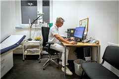 Die Backnanger Notfallpraxis ist Geschichte. Das Foto zeigt den Arzt Anton Musial bei einem Dienst im März 2024. Archivfoto: Alexander Becher