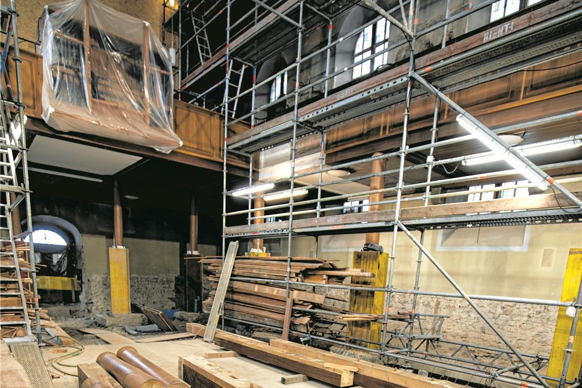 Weihnachtsgottesdienst auf dem Stiftshof Die Backnanger Stiftskirche ist zurzeit eine Baustelle. Bis hier wieder Gottesdienste gefeiert werden können, werden noch einige Monate vergehen. Fotos: A. Becher