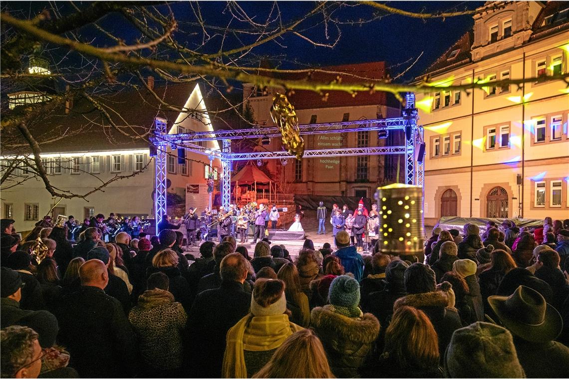Heiligabend unter freiem Himmel Die Backnanger Stiftskirche wird saniert, die Menschen in der Murrstadt machen aus der Not eine Tugend und feiern Heiligabend nebenan unter freiem Himmel.