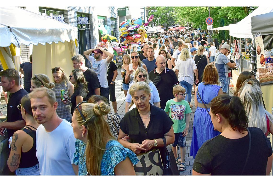 Die Backnanger Straßen sind voll. Straßenfest 2025  in Backnang. 