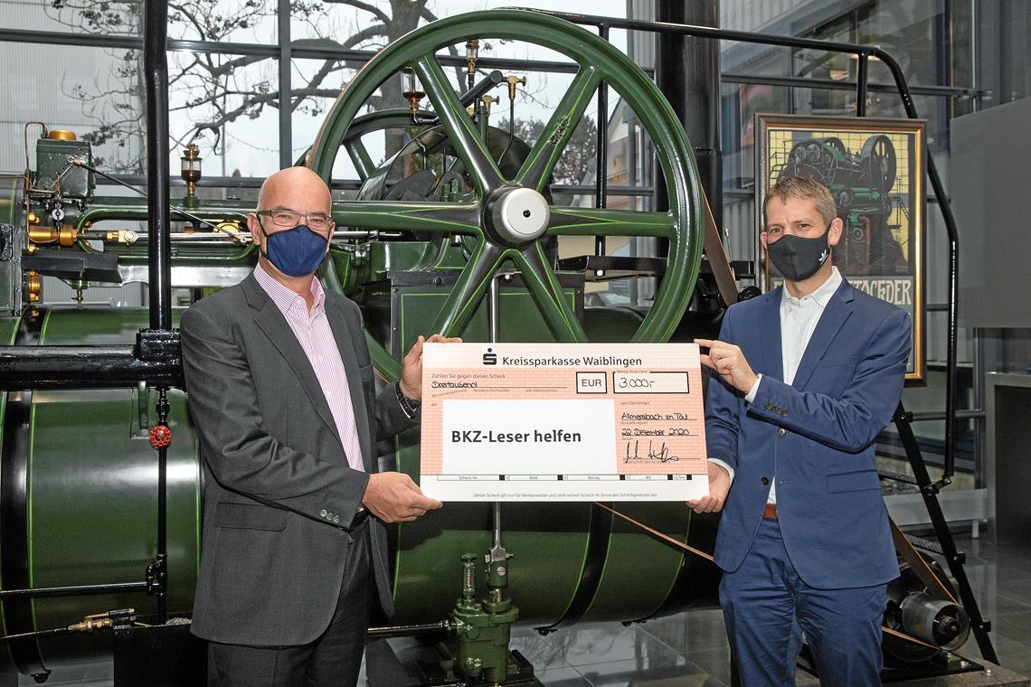 Vereine zeigen ihr Herz für Bedürftige Die Backnanger Wirtschaftsgespräche mussten dieses Jahr ausfallen, stattdessen spendet der Industrieverein für den Backnanger Raum für soziale Projekte. Vorsitzender Markus Höfliger (links) übergibt den Spendenscheck an BKZ-Redaktionsleiter Kornelius Fritz.