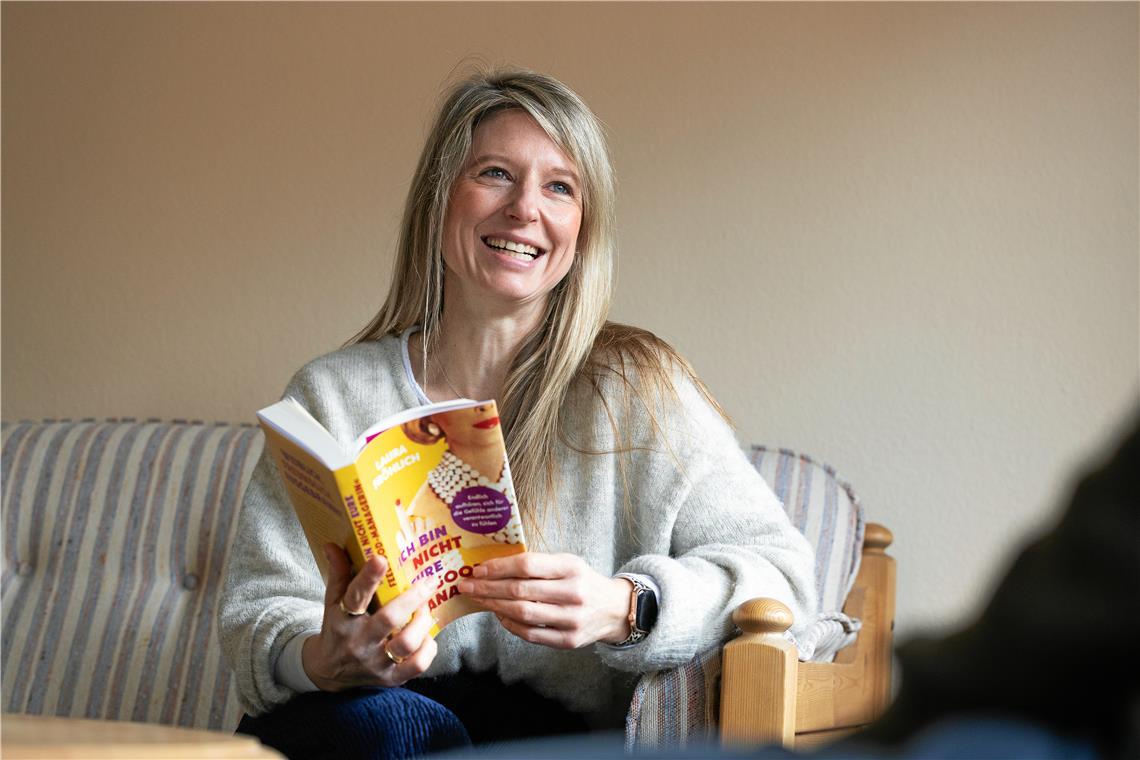 Die Backnangerin Laura Fröhlich erlebt, dass sich Frauen mit ihr identifizieren können. Sie findet, es war Zeit für ein resolutes „nicht mit uns“ und stellt in ihrem Buch die unbequeme Frage, was passiert, wenn Frauen aufhören, für alle die Stimmung zu halten. Foto: Alexander Becher