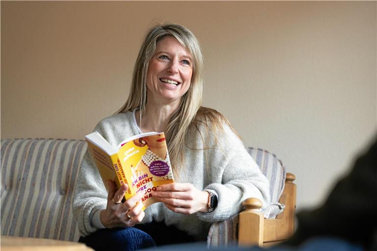Die Backnangerin Laura Fröhlich erlebt, dass sich Frauen mit ihr identifizieren können. Sie findet, es war Zeit für ein resolutes „nicht mit uns“ und stellt in ihrem Buch die unbequeme Frage, was passiert, wenn Frauen aufhören, für alle die Stimmung zu halten. Foto: Alexander Becher