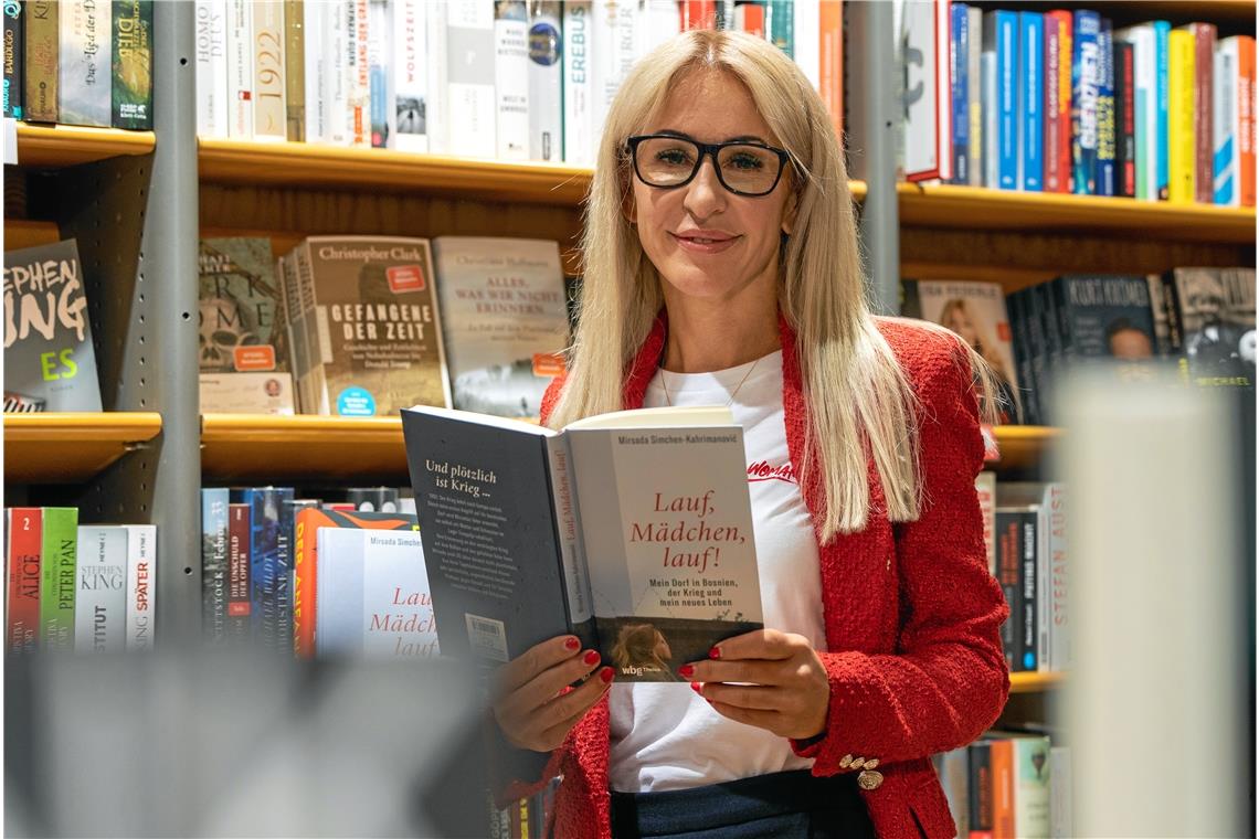 Buch über Bosnienkrieg: „Kriegsopfer ist man ein Leben lang“ Die Backnangerin Mirsada Simchen-Kahrimanović hat eine Autobiografie über ihre Kriegs- und Fluchterfahrung im Bosnienkrieg geschrieben. Dass das Buch nun im Handel erhältlich ist, kann sie selbst kaum fassen. Foto: Alexander Becher