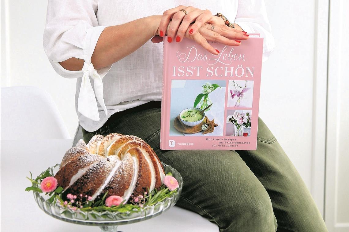 Die Backnangerin Silke Rothenburger-Zerrer hat einen Nusskuchen mit weißer Schokolade gebacken. In ihrem Buch gibt sie viele Tipps für leckere und schöne Sachen. Foto: A. Becher