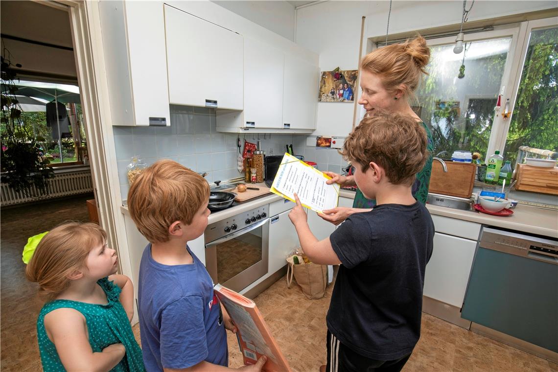 Mit 24 Stunden ist der Tag einfach zu kurz Die Backnangerin Sophie Pröhl ist eine jener Mütter, die ihr Leben zwischen Laptop, Herd und Schularbeiten neu ausrichten muss. Foto: A. Becher