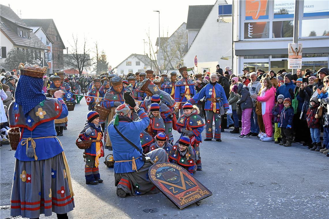 Die Bad Niedernauer Faschingsgruppe war bunt gekleidet. 66-Jahre Faschingsverein...