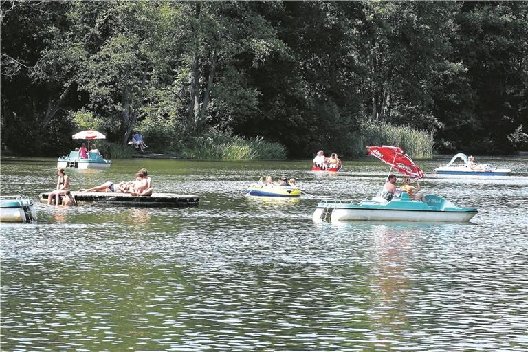 Die Badeinsel im Ebnisee war ein beliebter Zielpunkt und Zwischenstopp für die Schwimmer, wie man auf dem Foto sieht, das im Juli 2004 entstand. Archivfoto: H. Zürn