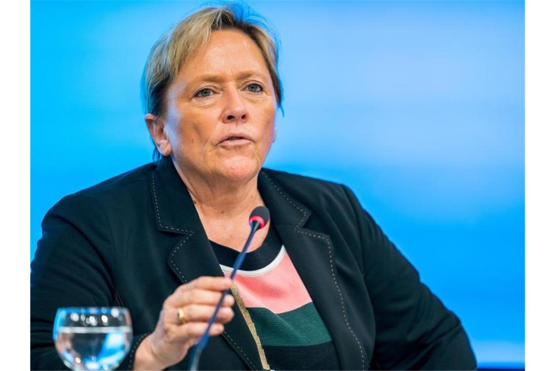 Etwas weniger Schulstunden im Südwesten fallen aus Die Baden-Württembergische Kultusministerin Susanne Eisenmann (CDU) spricht bei einer Pressekonferenz. Foto: Thomas Niedermüller/Archiv