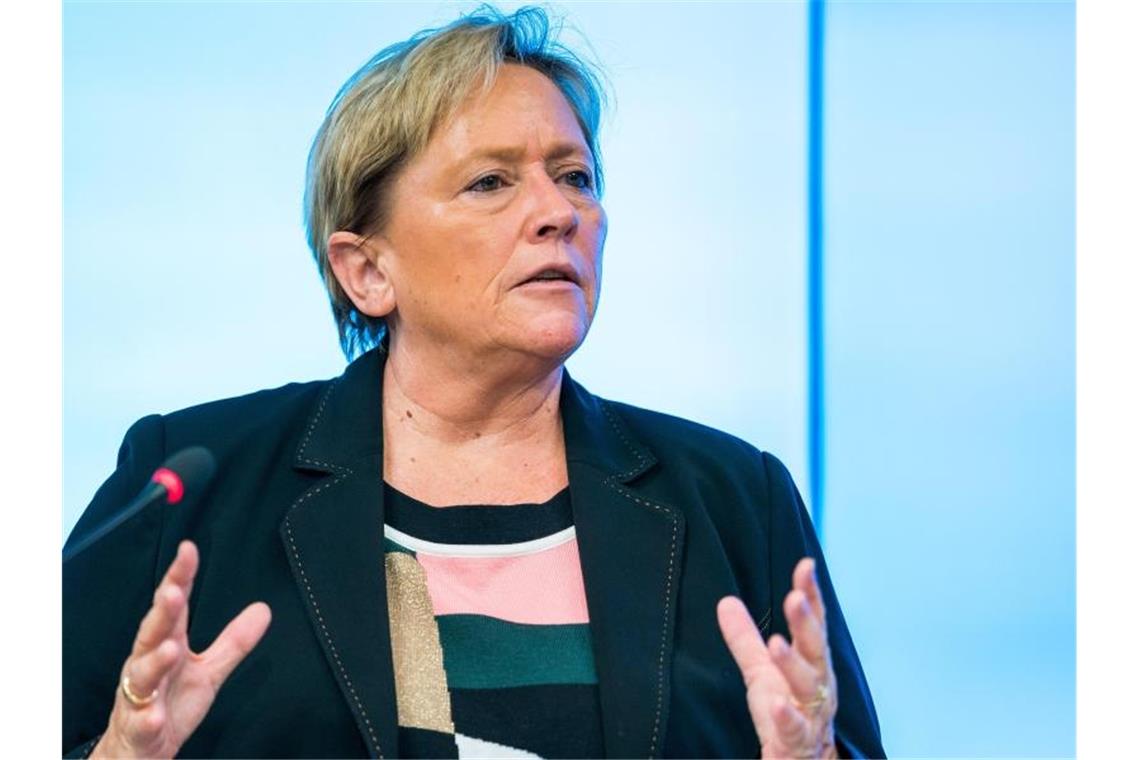 Die Baden-Württembergische Kultusministerin Susanne Eisenmann (CDU) spricht bei einer Pressekonferenz. Foto: Thomas Niedermüller/dpa