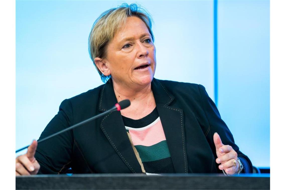 Die Baden-Württembergische Kultusministerin Susanne Eisenmann (CDU) spricht bei einer Pressekonferenz. Foto: Thomas Niedermüller/dpa/Archivbild