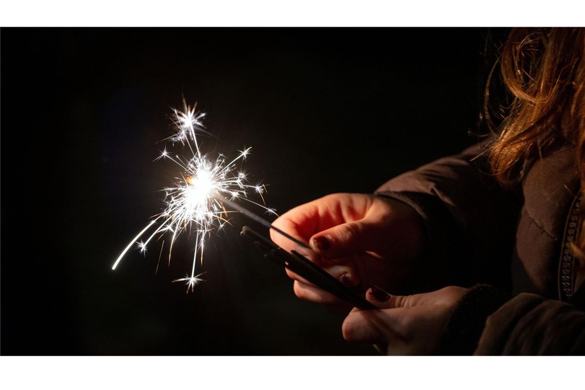Die baden-württembergische Landesregierung rät an Silvester zu Wunderkerzen, Tischfeuerwerk oder kleine Fontänen.