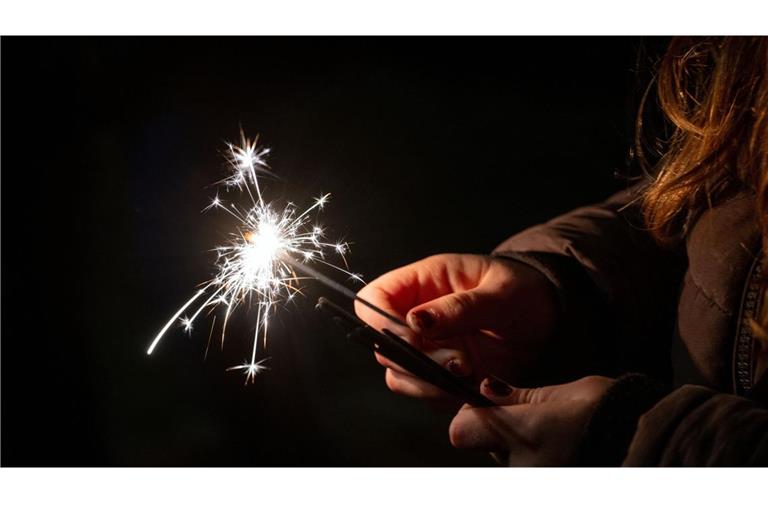 Die baden-württembergische Landesregierung rät an Silvester zu Wunderkerzen, Tischfeuerwerk oder kleine Fontänen.