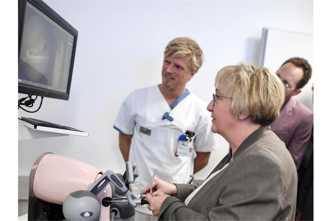 Ministerin übt Knie-OP und besucht neues Tumorzentrum Die baden-württembergische Wissenschaftsministerin Theresia Bauer (Grüne) übt eine Knieoperation. Foto: Patrick Seeger/dpa