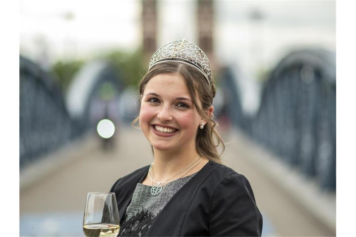 Die Badische Weinkönigin Sina Erdrich nach der Wahl und Krönung zur 70. Badischen Weinkönigin. Foto: Patrick Seeger
