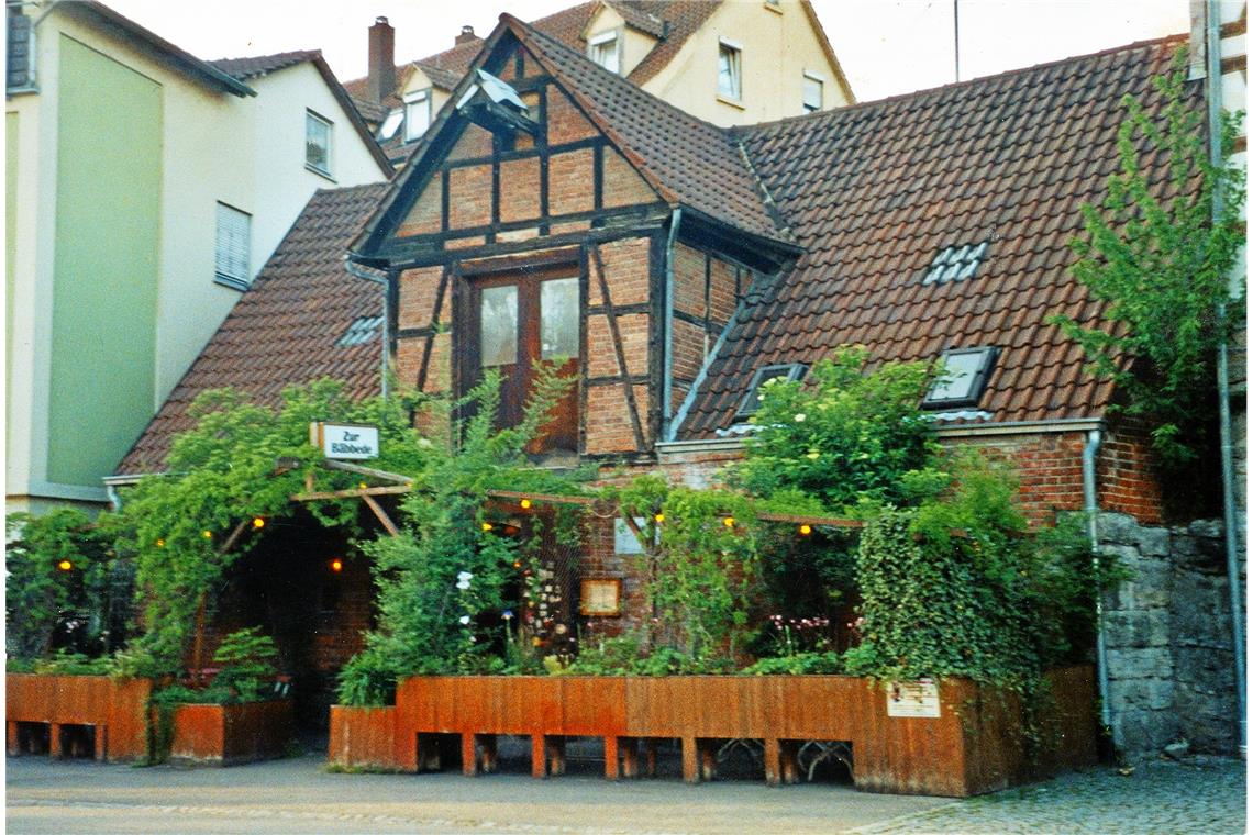 Mit dem Charme einer Studentenkneipe Die Bäbbede in der Gartenstraße empfing ihre Gäste auch draußen unter der Pergola.Foto: privat