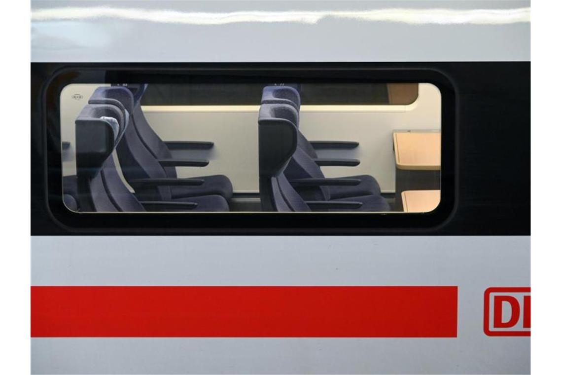 Weihnachten: Bahn will Zehntausende mehr Sitzplätze anbieten Die Bahn plant für die Tage des Weihnachtsverkehrs sogenannte Verstärkerzüge einzusetzen. Foto: Uwe Zucchi/dpa