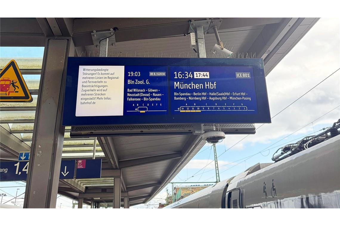 Heftige Sturmböen in Berlin - Wichtige Bahnstrecke gesperrt Die Bahn sperrte die wichtige Zugstrecke zwischen Berlin und Hamburg.