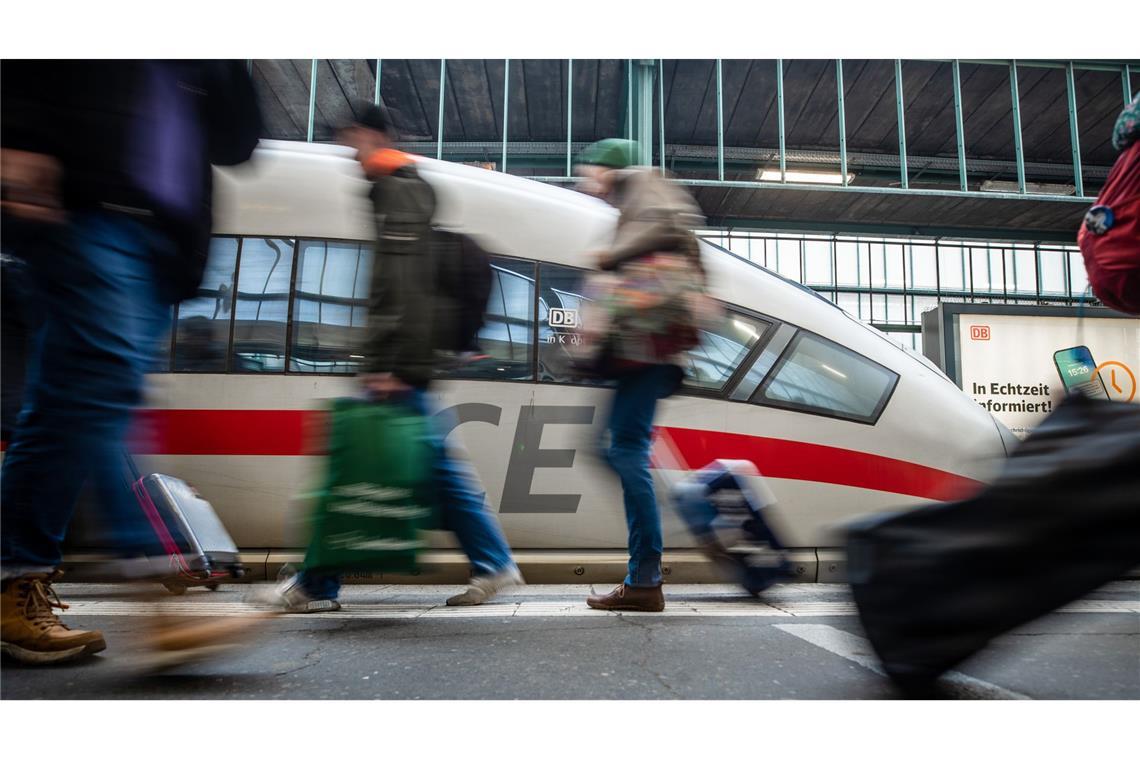 Union sieht noch viele schwierige Jahre für Bahnkunden Die Bahn steckt weiterhin in der Krise. (Archivbild)