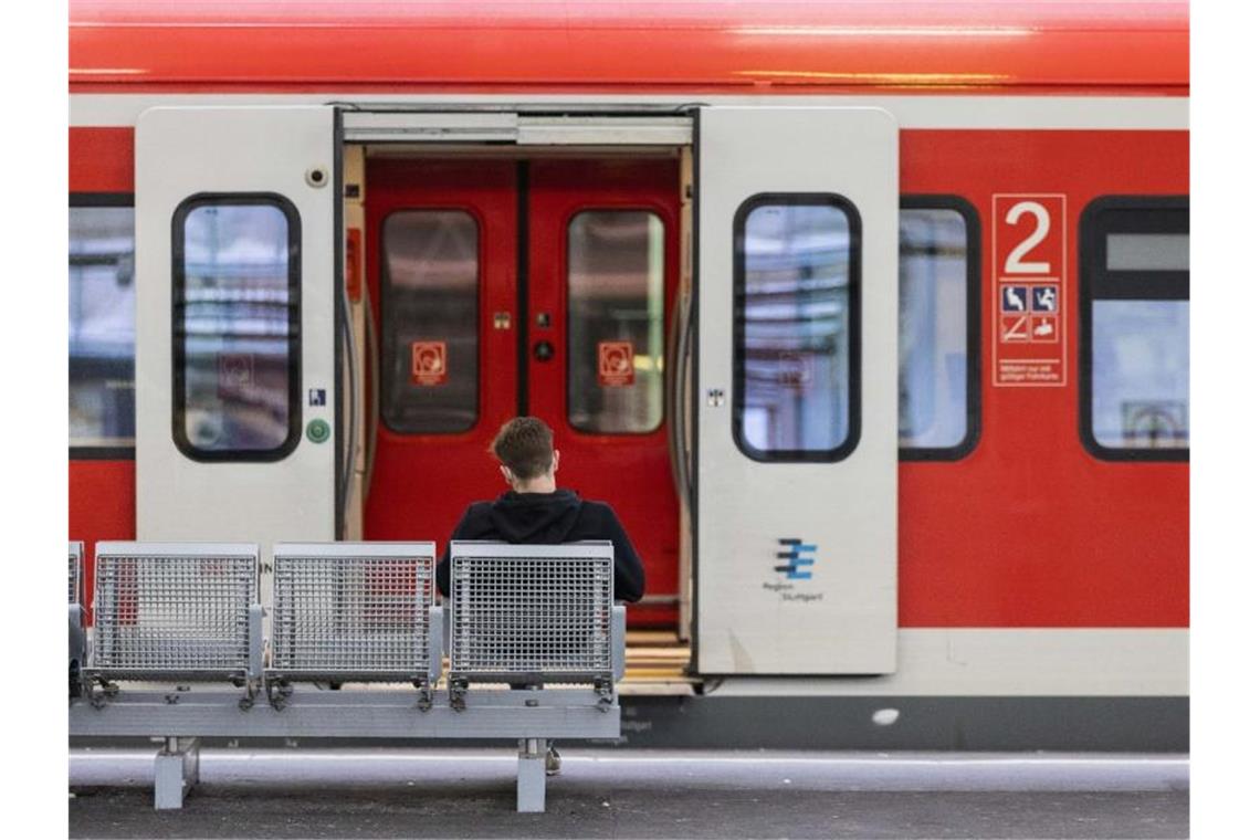 Die Bahn steht - hier im Stuttgarter Hauptbahnhof. Foto: Tom Weller/dpa
