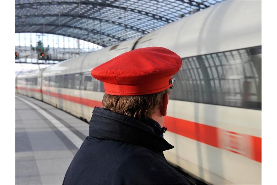 Die Bahn und die EVG haben bei den Tarifverhandlungen eine Einigung erzielt. Foto: Gero Breloer/dpa