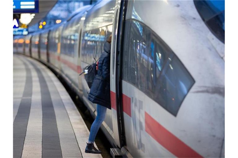 Die Bahn verkauft ab 2022 keine Papier-Fahrkarten mehr im Zug. Foto: Friso Gentsch/dpa