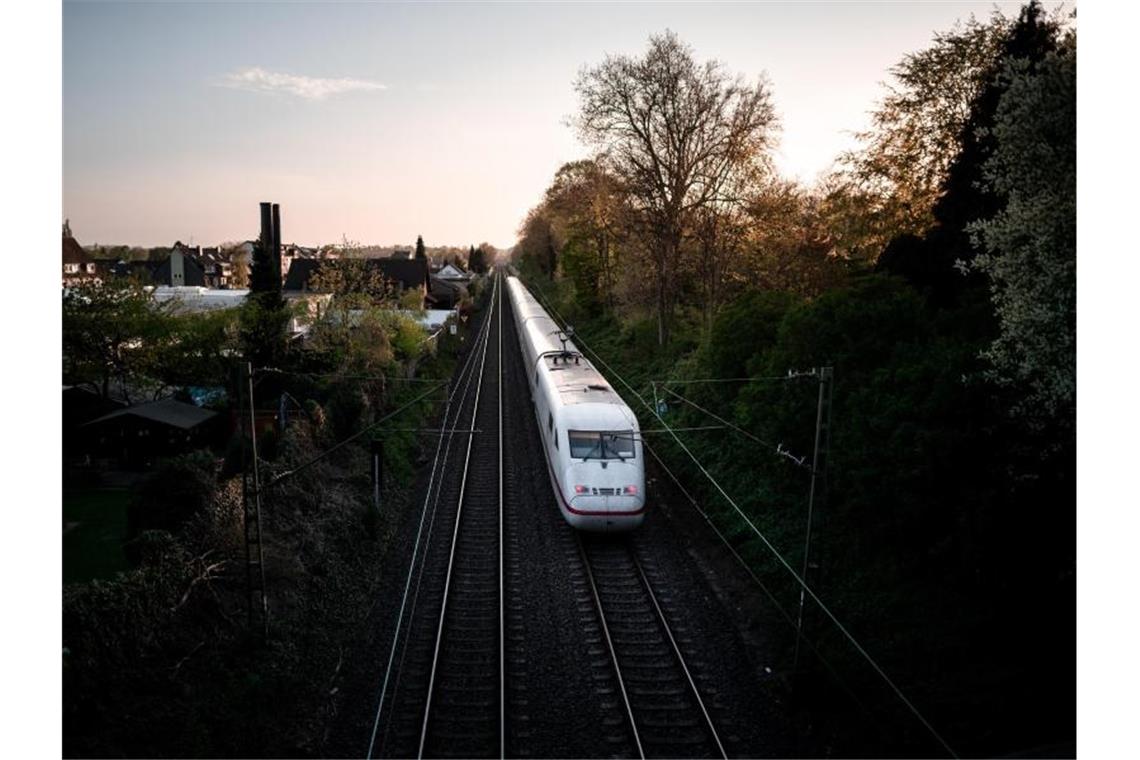 Die Bahn verlängert eine Kulanzregelung für gekaufte Fahrkahrten. Foto: Fabian Strauch/dpa