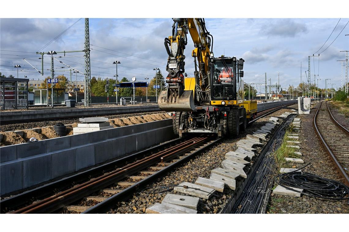 Die Bahn will an Strecken-Sanierungen mit gebündelten Arbeiten festhalten. (Archivbild)