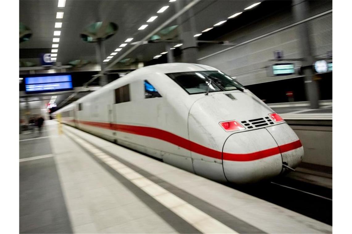 Die Bahn will ihren Fahrplan auch im zweiten Teil-Lockdown aufrecht erhalten. Foto: Christoph Soeder/dpa