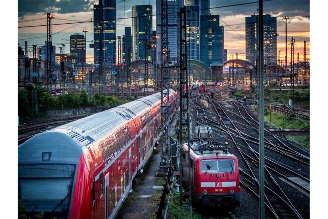 Gewerkschaft: CO2-Einnahmen in Bahn-Infrastruktur stecken Die Bahn will mehr investieren - und soll nach dem Willen der Eisenbahn-Gewerkschaft EVG vom CO2-Preis profitieren. Foto: Frank Rumpenhorst