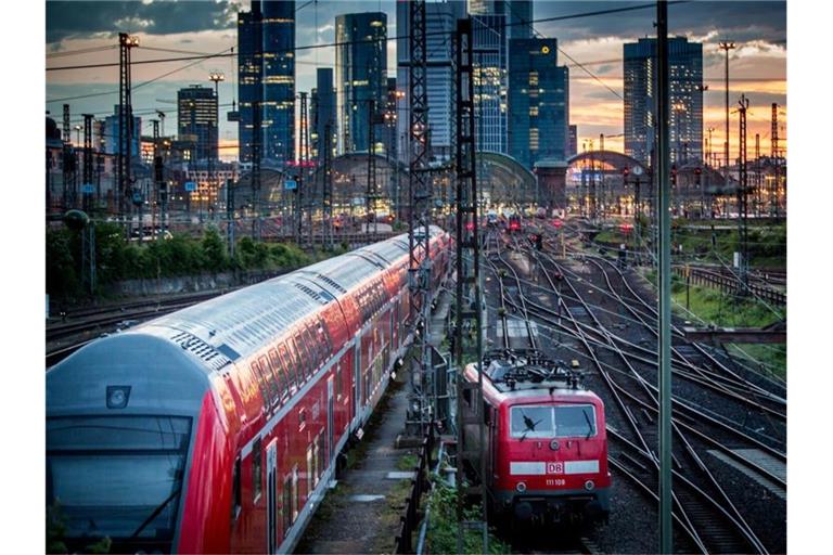 Die Bahn will mehr investieren - und soll nach dem Willen der Eisenbahn-Gewerkschaft EVG vom CO2-Preis profitieren. Foto: Frank Rumpenhorst