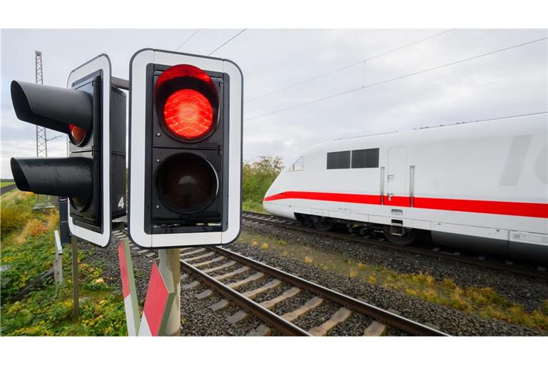 Die Bahn will wegen einer Tunnelsanierung die ICE-Strecke Mannheim-Stuttgart wochenlang sperren. (Symbolbild)