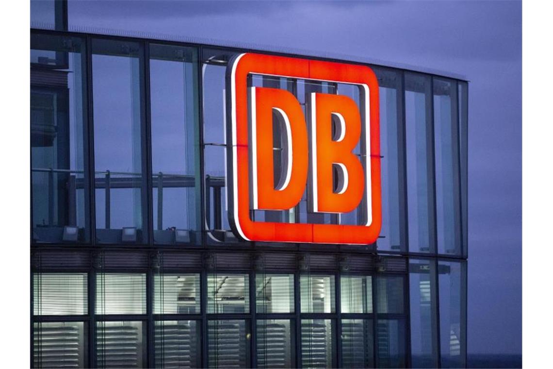 Gehälter für Bahn-Vorstände sollen steigen - Scheuer dagegen Die Bahn-Zentrale am Potsdamer Platz in Berlin. Foto: Christoph Soeder/dpa