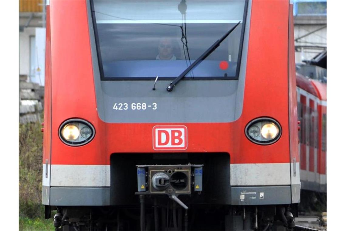 Ein Toter und 18 Verletzte bei S-Bahn-Zusammenstoß Die Bahnen sind gegen 16.40 Uhr im Bereich des Bahnhofes Ebenhausen-Schäftlarn zusammengestoßen. Foto: Frank Leonhardt/dpa/Symbolbild