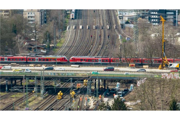 Die Bahngleise unter dem Autobahnkreuz Kaiserberg werden vom 9. Januar bis 6. Februar erneut für vier Wochen gesperrt. (Archivbild)