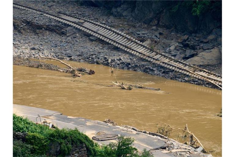 Die Bahnstrecke im Ortsteil Walporzheim ist unterspült. In den vom Unwetter betroffenen Gebieten halten die Aufräumungsarbeiten an. Foto: Thomas Frey/dpa