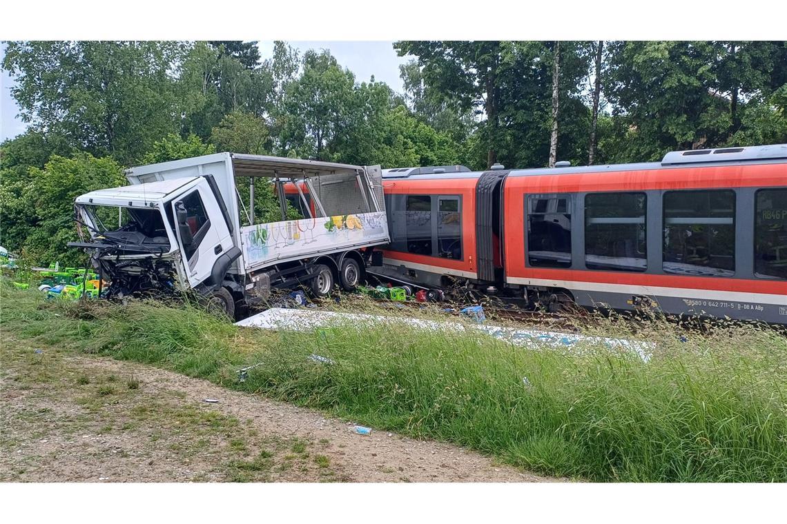 Regionalbahn und Lkw stoßen zusammen - zehn Verletzte Die Bahnstrecke wurde gesperrt. Der Zug soll am Freitag geborgen werden.
