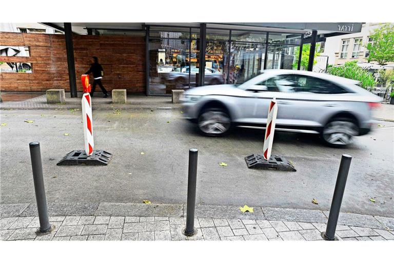 Die Baken sind eine vorläufige Maßnahme. Das Eck Steinstraße/Nadlerstraße soll umgestaltet werden.