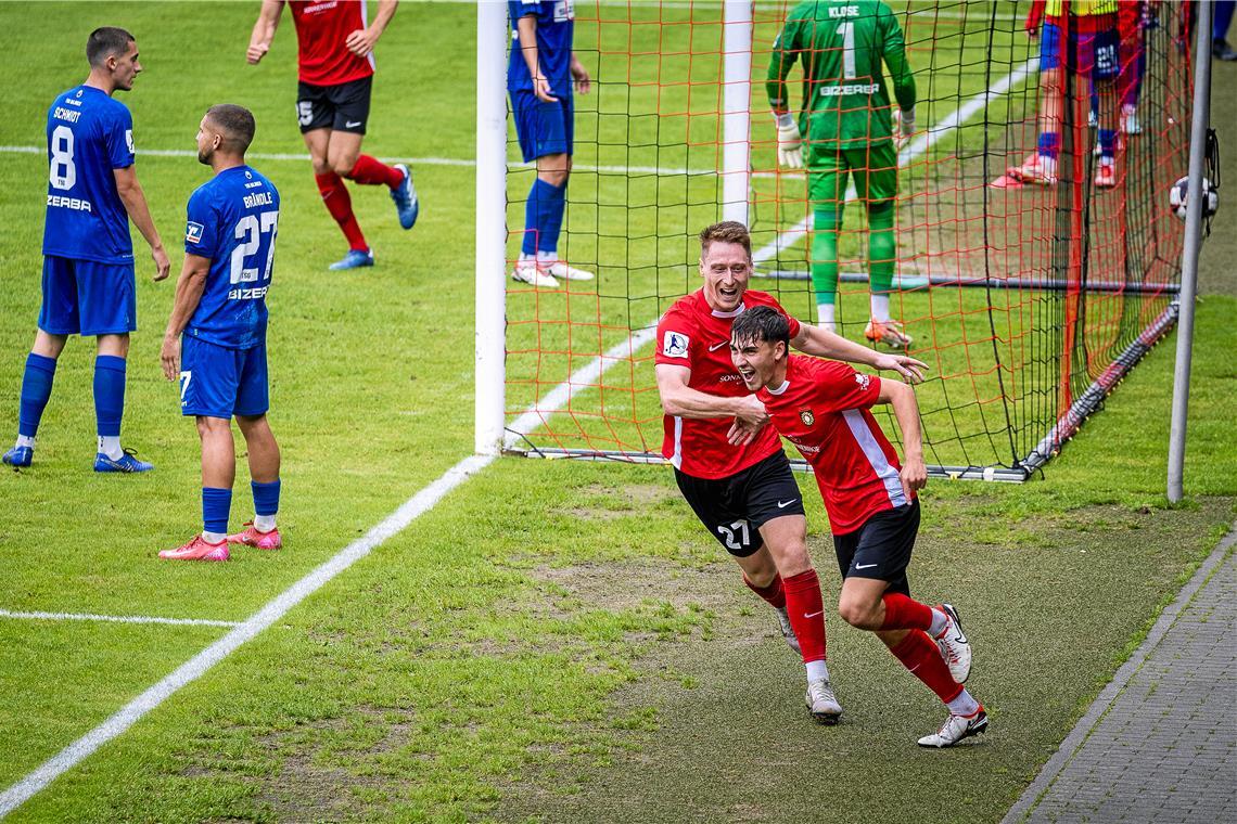 Die Balinger sind konsterniert, die Großaspacher um Loris Maier und den Doppelpacker Elias Rahn (rechts) jubeln erneut. Foto: Alexander Becher