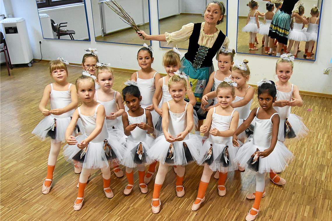 Die Ballettschule Liane bietet 2024 wieder viele Tanzkurse für Kinder an, darunter auch Ballett. Archivbild: Tobias Sellmaier 