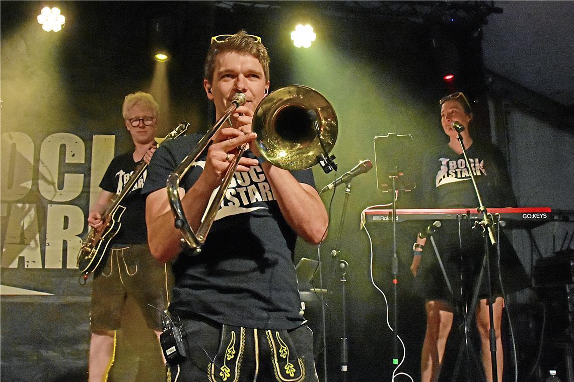 Die Band Bockstark spielt am Samstagabend im Festzelt und sorgt für Partystimmun...