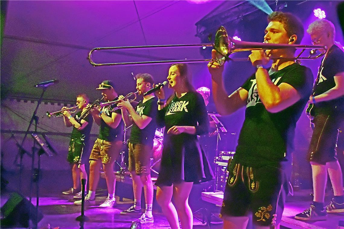 Die Band Bockstark spielt am Samstagabend im Festzelt und sorgt für Partystimmun...