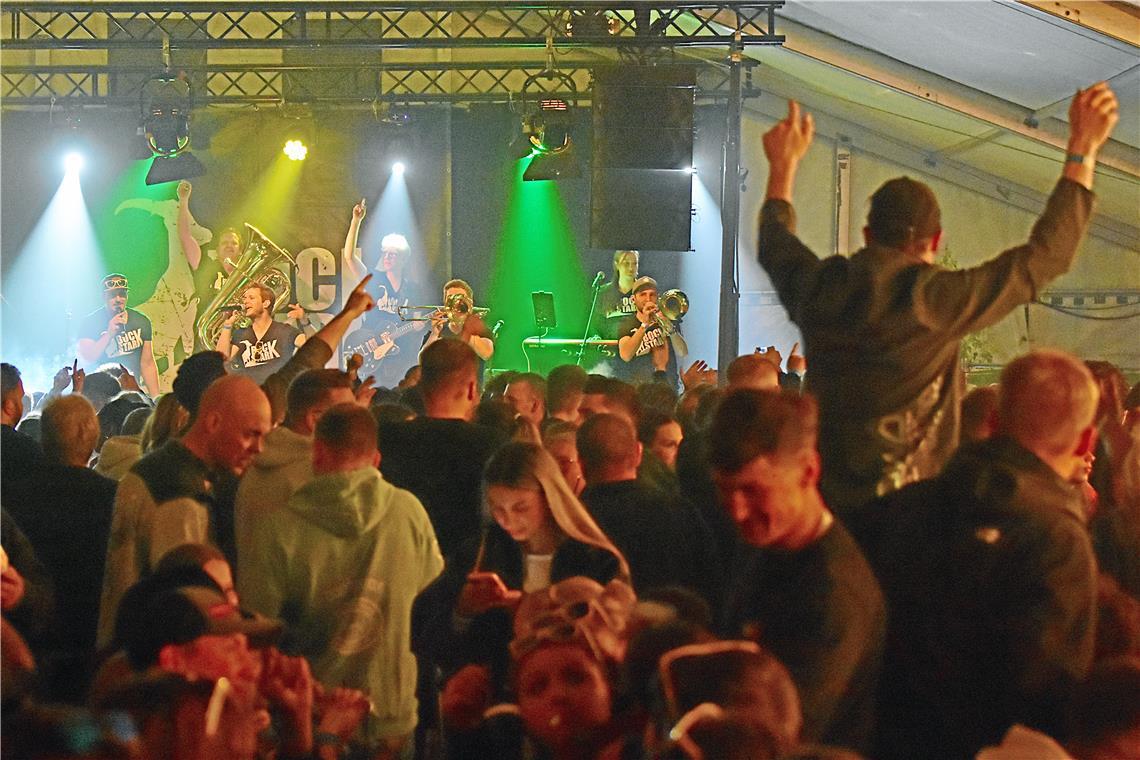 Die Band Bockstark spielt am Samstagabend im Festzelt und sorgt für Partystimmun...