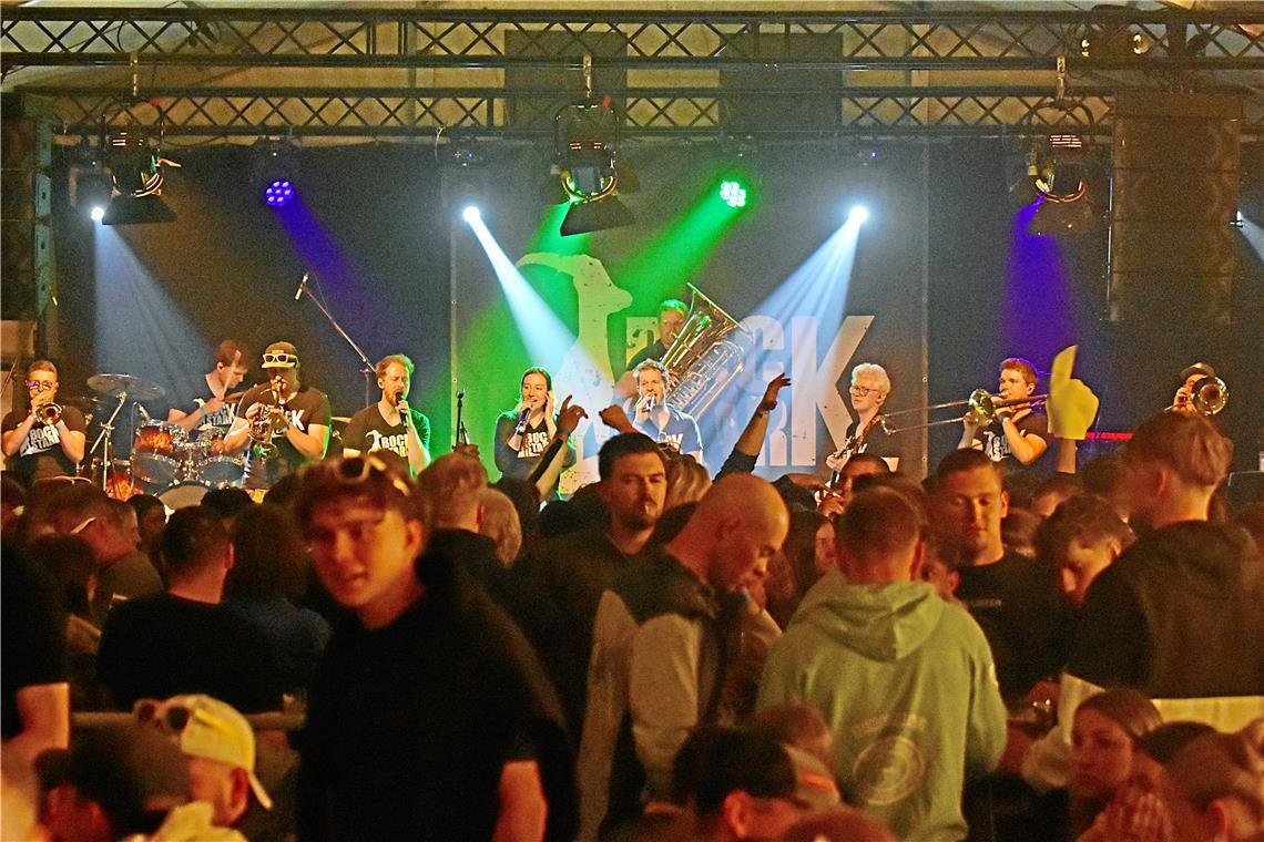 Die Band Bockstark spielt am Samstagabend im Festzelt und sorgt für Partystimmun...