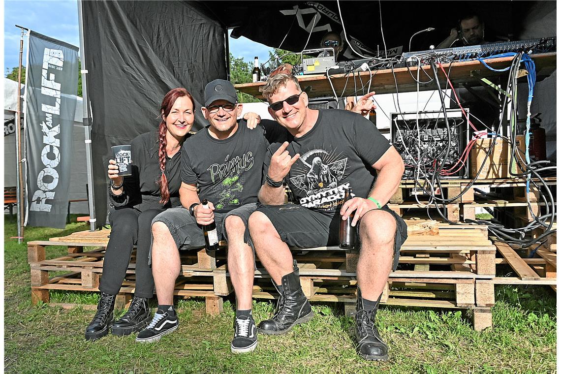 Die Band "Death is not the End",  mit Tanja, Martin und Chris, freut sich auf ih...