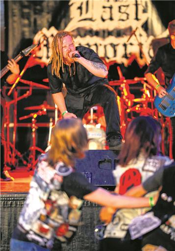 Die Band Last Memorial heizt den Festivalbesuchern mit Punk ordentlich ein.Foto: A. Becher