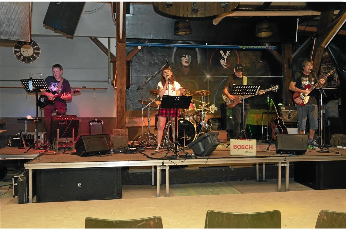 Die Band „Loud and Proud“ hat mit ihrem Auftritt das Sommerprogramm „Kultur im Kessel“ eröffnet.Foto: J. Fiedler