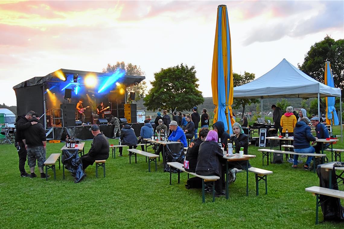 Die Band Nasca Space Fox spielt in den Sonnenuntergang beim Juze-Festival „Beats for Freaks“ auf dem Jugendfestplatz. Foto: Tobias Sellmaier